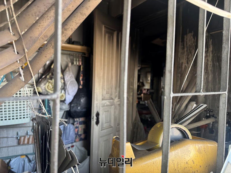 ▲ 24일 오전 서울 송파구 장미아파트 22동 12층 화재 세대 복도 창문 너머로 불에 탄 내부 모습. ⓒ임찬웅 기자