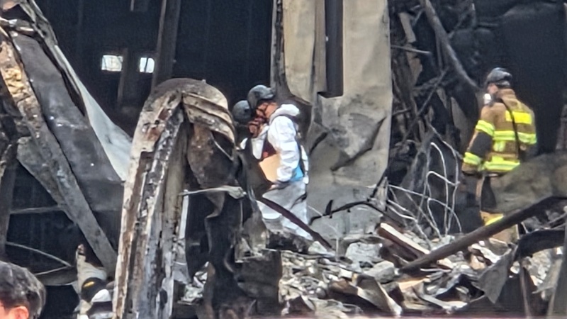 ▲ 경찰이 24일 오후 2시 50분부터 대전 대덕구 안전공업 공장 화재 현장에 대한 합동감식을 시작하며 현장 잔해를 살피고 있다. ⓒ뉴시스