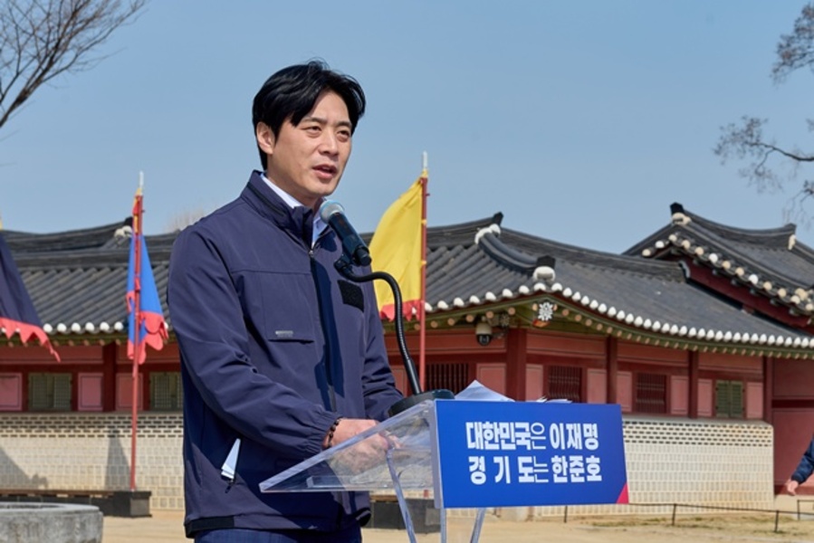 ▲ 더불어민주당 경기도지사 경선 후보 한준호 의원이 24일 수원 화성행궁 신풍루 앞에서 2차 비전발표회를 진행하고 있다. ⓒ한준호의원실 제공