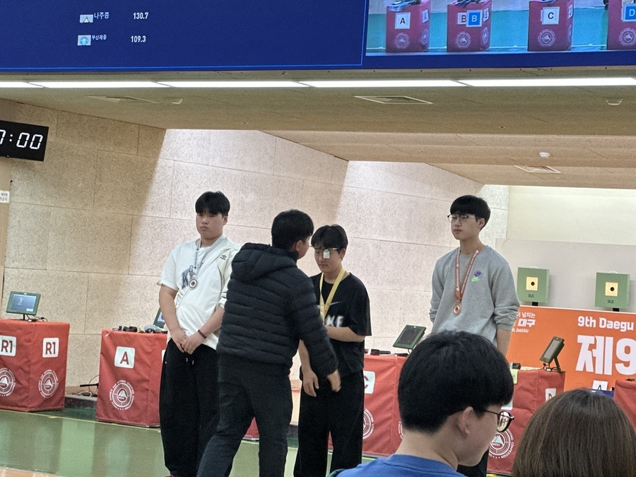 ▲ 광주체육중학교 허동원(3학년, 왼쪽) 학생이 지난 16~22일 대구광역시에서 열린 ‘제9회 대구광역시장배 전국사격대회’ 남중부 10m 공기권총 개인전에서 은메달을 획득했다.ⓒ광주시교육청 제공