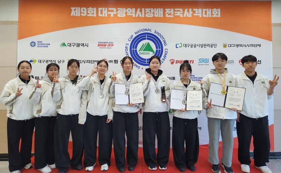 ▲ ‘제9회 대구광역시장배 전국사격대회’ 여중부 10m 공기소총 단체전에서 준우승을 차지한 광주체육중학교 사격부 선수들이 입상 후 기념 촬영을 하고 있다.(왼쪽부터 주하연(2학년), 국예진(2학년), 박은서(2학년), 정아영(3학년), 정아름(3학년), 장서우(2학년), 전승민(3학년), 이주원(3학년) 학생)ⓒ광주시교육청 제공