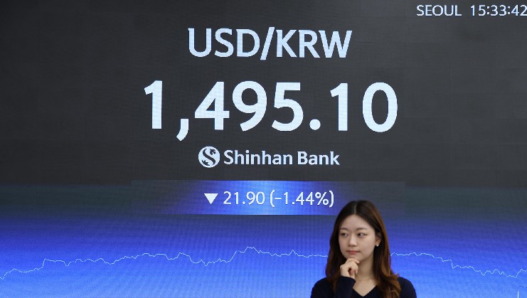 ▲ 원·달러 환율이 22.1원 내린 1495.2원에 거래를 마친 24일 서울 신한은행 본점 딜링룸에 전광판에 환율이 표시돼있다. ⓒ신한은행