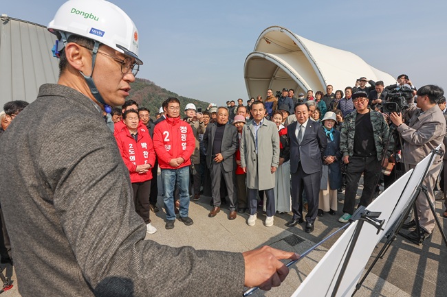 ▲ 강원특별자치도가 24일 국지도 70호선 서면대교 건설공사 예정지를 찾아 기본설계 내용과 향후 추진계획을 점검했다. ⓒ강원특별자치도