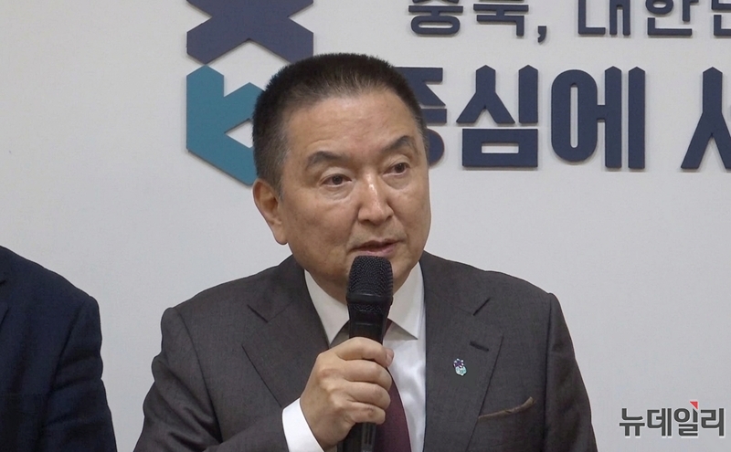 ▲ 김영환 충북지사가 24일 충북도청 브리핑룸에서 기자회견을 열고 컷오프 관련 국민의힘 중앙당과 수사기관에 진실규명을 촉구하고 있다. ⓒ표윤지 기자