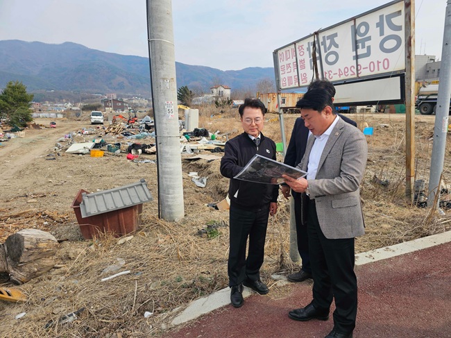 ▲ 육동한 춘천시장이 24일 강원도 신청사 진입도로가 들어서는 동내면 고은리 일원을 찾아 현장을 점검했다. ⓒ춘천시