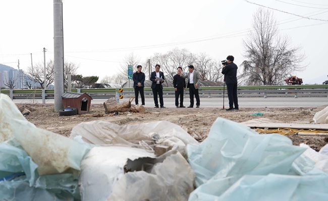 ▲ 육동한 춘천시장이 24일 강원도 신청사 진입도로가 들어서는 동내면 고은리 일원을 찾아 현장을 점검했다. ⓒ춘천시