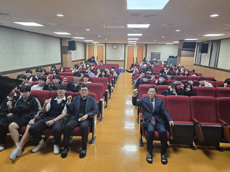 ▲ 김현문 충북도의원이 24일 찾아가는 의회교실 프로그램 일환으로 청주 주성중학교를 방문했다. ⓒ충북도의회