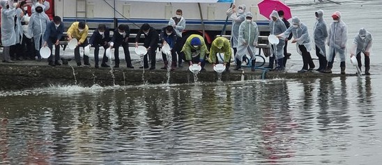 ▲ 인천시 수산자원연구소 직원들이 강화군 황산도 해역에 어린 점농어 15만여 마리를 방류하고 있다.  ⓒ인천시 제공