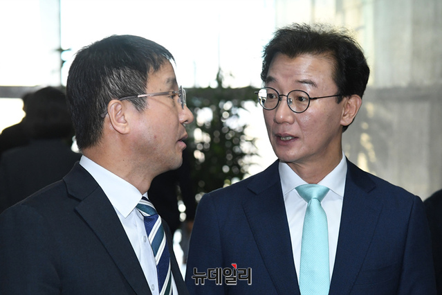 ▲ 한병도 더불어민주당 원내대표가 24일 국회에서 열린 부산 현안 관련 간담회를 마치고 전재수 의원과 대화를 나누고 있다. ⓒ이종현 기자