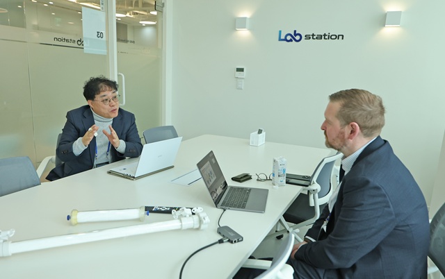 ▲ 경기도경제과학진흥원이 24일 광교 경기바이오센터에서 개최한 '한-영 합성생물학 경기도 비즈니스 컨퍼런스'에서 도내 바이오기업과 영국 기업이 비즈니스 상담 및 협력 방안을 논의하고 있다. ⓒ경기도경제과학진흥원 제공