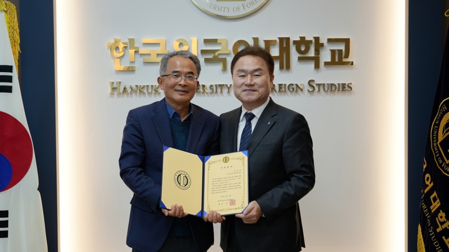 ▲ 안홍진씨(왼쪽)와 강기훈 한국외대 총장이 발전기금 기부 증서를 들고 기념촬영을 하고 있다.ⓒ한국외대