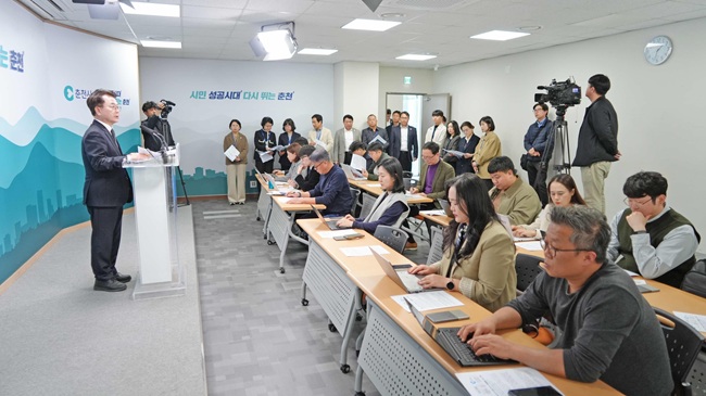 ▲ 육동한 춘천시장이 24일 시청 브리핑룸에서 브리핑을 열고 '2026년 춘천시 통합돌봄 추진계획'을 발표했다. ⓒ춘천시