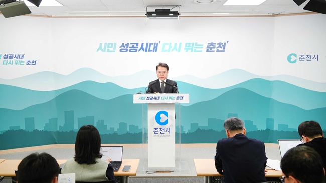 ▲ 육동한 춘천시장이 24일 시청 브리핑룸에서 브리핑을 열고 '2026년 춘천시 통합돌봄 추진계획'을 발표했다. ⓒ춘천시