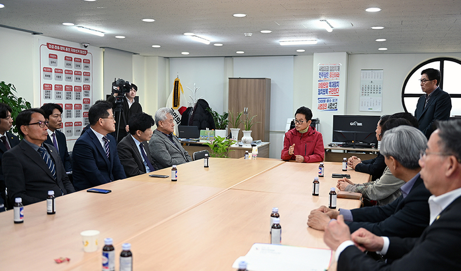 ▲ 선거사무소 ‘이철우 카페’에서 경상북도 생활개선회, 경북 이용사 협회, 한국농촌지도자 경북연합회 관계자들과 잇달아 만난 이 후보는 농촌 권익과 소상공인 지원책을 논의했다.ⓒ이철우 예비후보측
