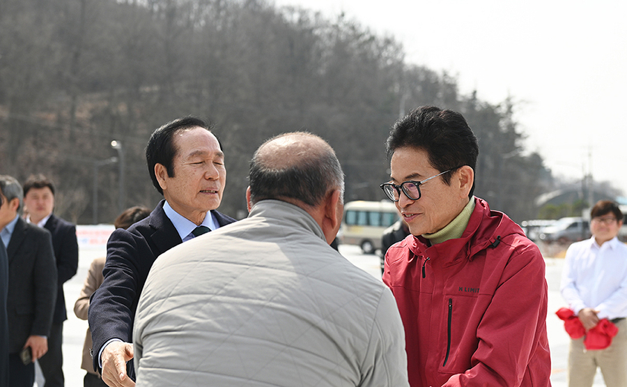 ▲ 의성종합체육관 광장 ‘KBS 전국노래자랑’ 현장을 방문해 군민들과 인사를 나눴다.ⓒ이철우 예비후보측