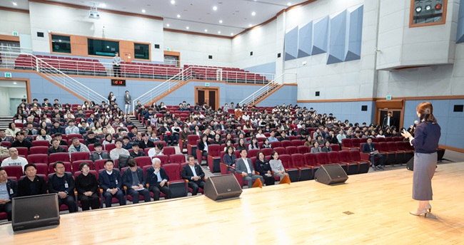 ▲ 강원 강릉시(시장 김홍규)가 부정부패 예방과 청렴문화 확산을 위해 24일 시청 2층 대강당에서 '2026년 전직원 참여형 부패방지교육'을 실시했다. ⓒ강릉시