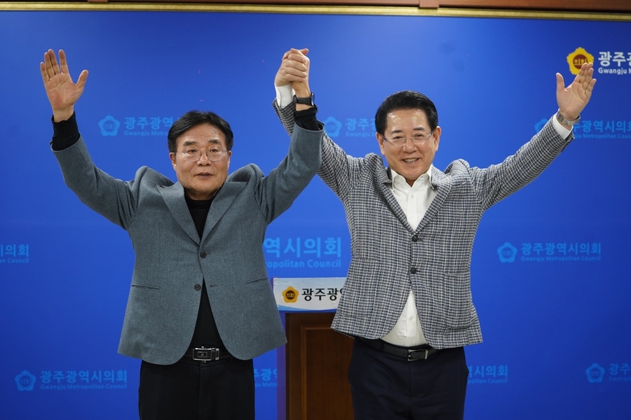 ▲ 김영록 민주당 전남광주특별시장 예비후보와 이병훈 민주당 호남발전특위 수석 부위원장이 24일 손을 맞잡고 연대를 선언하고 있다.ⓒ김영록 민주당 전남광주특별시장 예비후보 제공