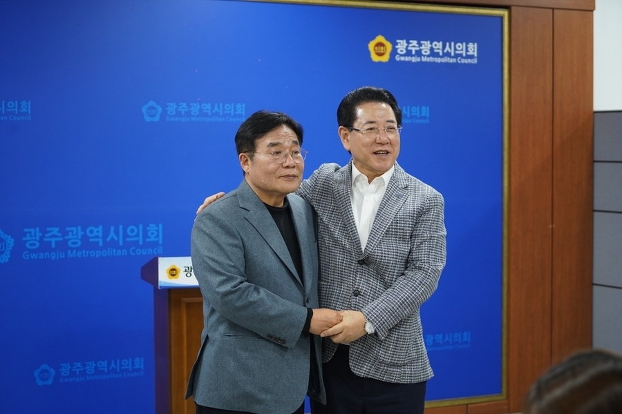 ▲ 김영록 민주당 전남광주특별시장 예비후보와 이병훈 민주당 호남발전특위 수석 부위원장이 24일 손을 맞잡고 연대를 선언하고 있다.ⓒ김영록 민주당 전남광주특별시장 예비후보 제공