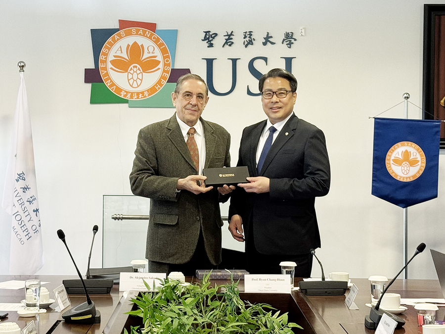 ▲ 알레한드로 살세도(Alejandro Salcedo) 행정부총장 겸 총장 대행 과 변창훈 총장(오른쪽)이 업무협의를 마친 후 기념촬영을 하고 있다.ⓒ대구한의대