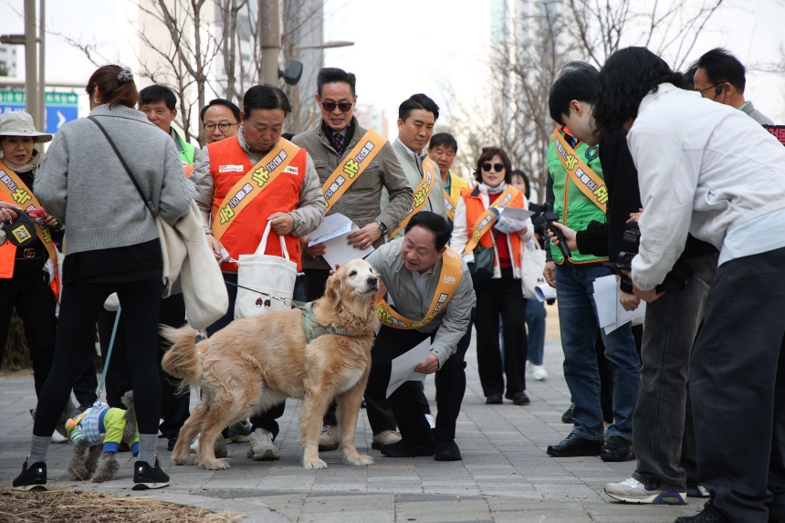 ▲ 남양주시는 24일 다산역 일원에서 새봄맞이 쓰담데이 및 펫티켓 캠페인을 전개했다 ⓒ남양주시 제공