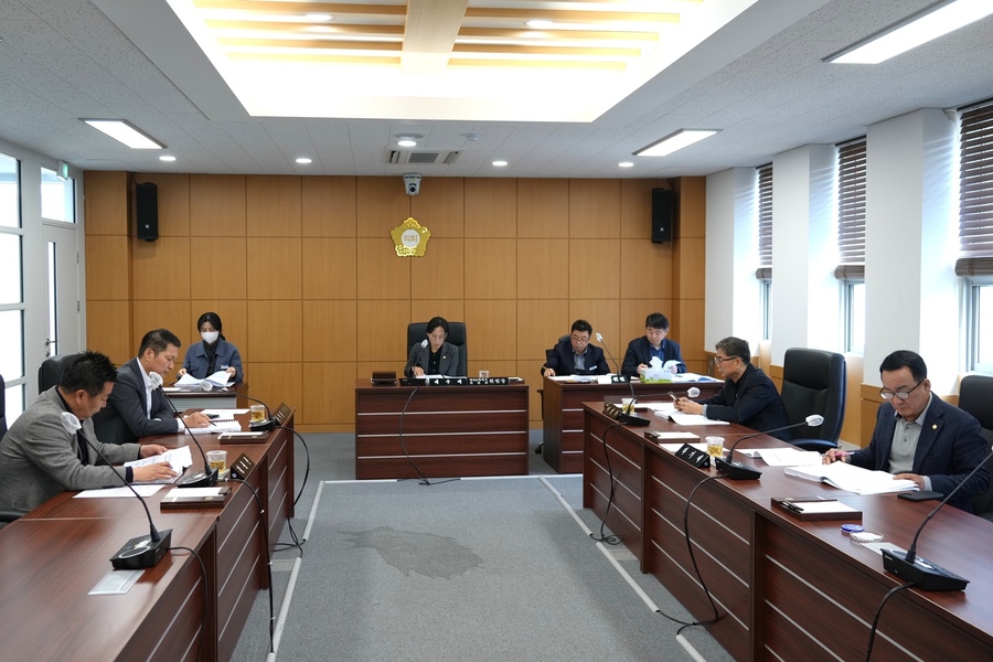 ▲ 영천시의회 행정문화복지위원회(위원장 배수예)는 지난 23일부터 24일까지 이틀간 제251회 임시회 상임위원회 회의를 열었다.ⓒ영천시의회