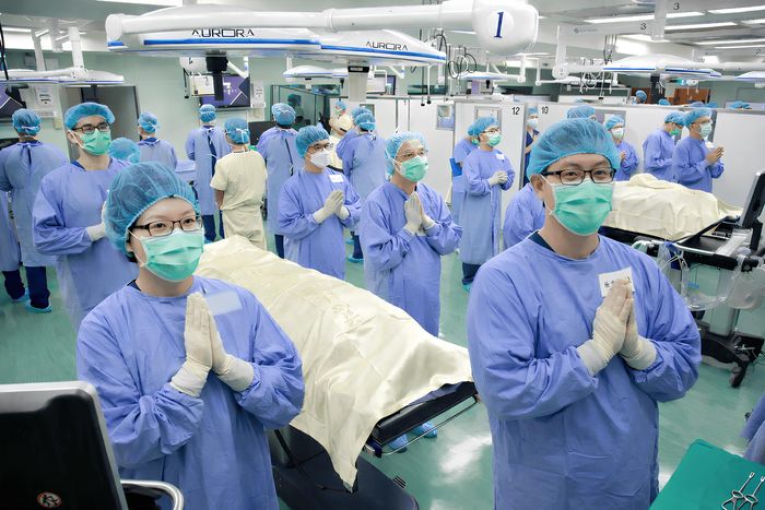 ▲ 대만 화롄시 츠지(慈濟)대 의대 ‘말 없는 스승’ 프로그램에 참여한 학생들이 손을 모아 합장을 하고 있다. ⓒ인하대 병원 제공