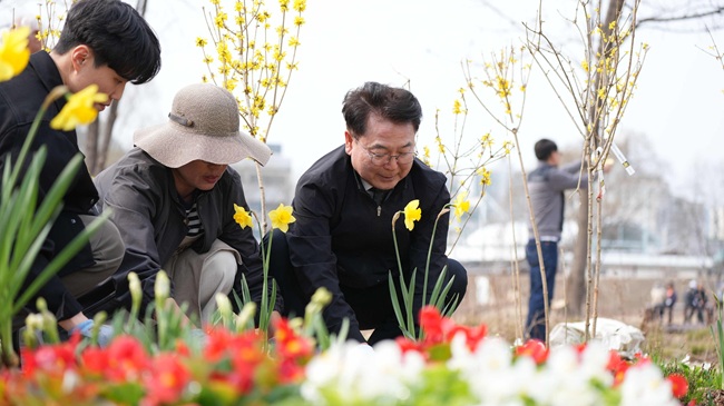 ▲ 춘천시가 24일 석사동 오래뜰정원에서 '시민과 함께하는 오래뜰정원 가꾸기 행사'를 진행했다. ⓒ춘천시