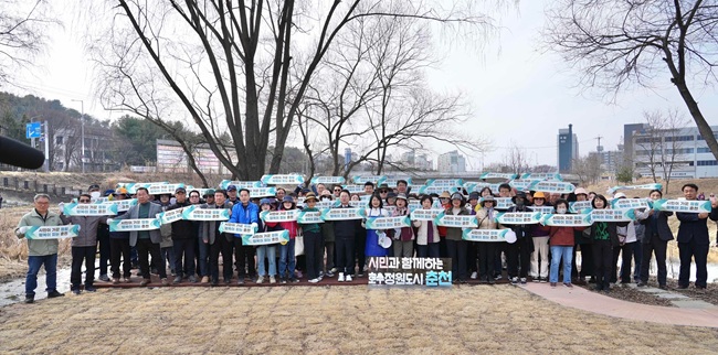 ▲ 춘천시가 24일 석사동 오래뜰정원에서 '시민과 함께하는 오래뜰정원 가꾸기 행사'를 진행했다. ⓒ춘천시