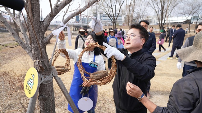 ▲ 춘천시가 24일 석사동 오래뜰정원에서 '시민과 함께하는 오래뜰정원 가꾸기 행사'를 진행했다. ⓒ춘천시