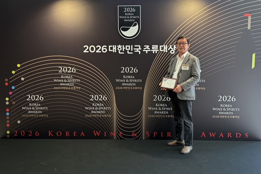 ▲ 예천군은 용문면 소재 농업회사법인 ㈜착한농부에서 생산하는 사과 지역 특산주 ‘춘희’가 조선비즈 주최 ‘2026 대한민국 주류대상’에서 우리술 증류주 부문 대상을 수상했다.ⓒ예천군