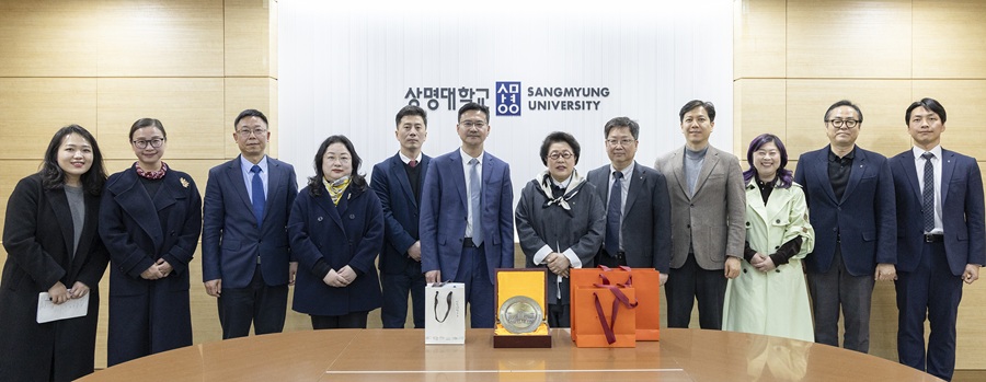 ▲ 상명대 김종희 총장(가운데 오른쪽)과 절강공업대학 지강학원 허 쭤징 총장(가운데 왼쪽)을 비롯해 양교 관계자들이 간담회 후 기념사진을 찍고 있다.ⓒ상명대