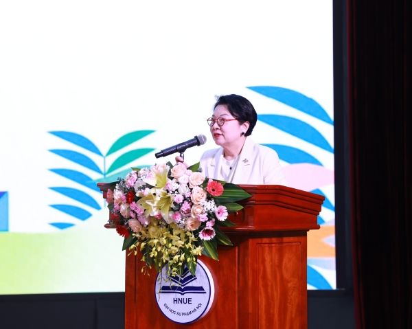 ▲ 민희경 CJ사회공헌추진단장이 24일 베트남 하노이 국립 교육대학교에서 베트남 정부와 유네스코 관계자, 학생 등 1000여 명이 참석한 ‘We Are ABLE Phase 3’ 출범식에서 연설을 진행했다.ⓒCJ