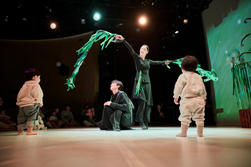 ▲ '흔들흔들 우주' 공연 사진.ⓒ국립극단