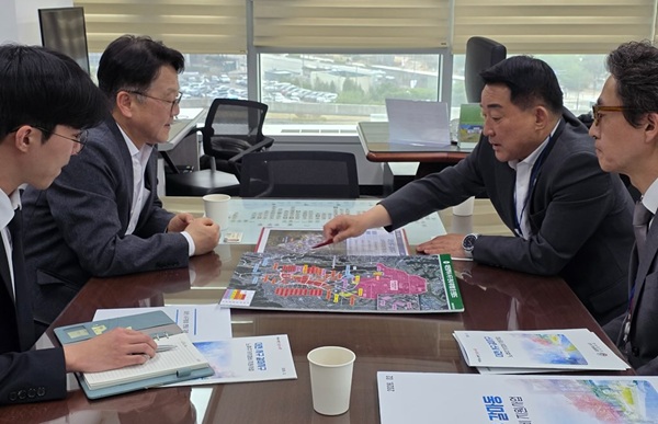 ▲ 서철모 구청장이 24일 세종청사 국토교통부 국토도시실에서 노후주거지정비 지원사업에 대해 논의하고 있다.ⓒ서구