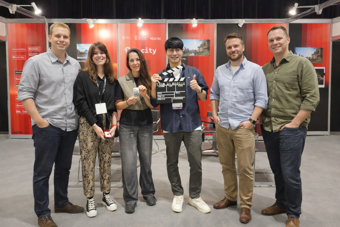 ▲ 홍콩 필마트 2026 ‘한국영화종합홍보관’에서 충남콘텐츠진흥원 관계자와 해외 바이어들이 기념촬영을 하고 있다.ⓒ충남콘텐츠진흥원