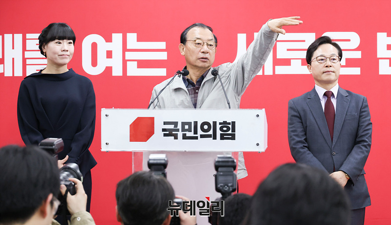 ▲ 이정현 국민의힘 공천관리위원장이 지난 16일 서울 여의도 국민의힘 중앙당사에서 충북지사 공천 심사 결과 발표를 하는 모습. ⓒ서성진 기자