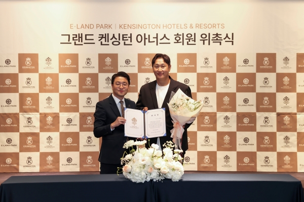 ▲ (왼쪽)이랜드파크 이지운 대표와 전 야구선수 이대호가 그랜드 켄싱턴 아너스 회원 위촉식에서 기념 촬영을 하고 있다.ⓒ이랜드파크