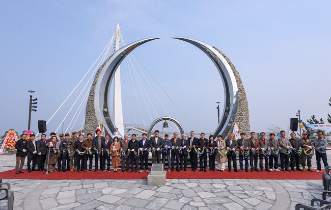 ▲ 삼척시가 25일 소망의탑 일원에 해안 경관을 한눈에 조망할 수 있는 관광 명소인 '삼척 해상 스카이워크' 준공식을 개최했다. ⓒ삼척시