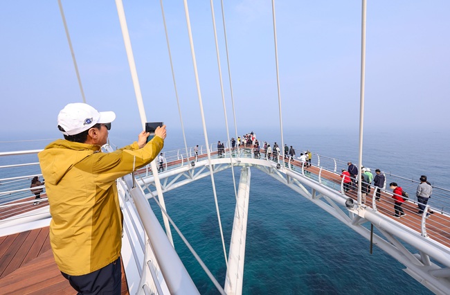 ▲ 삼척 해상 스카이워크에서 사진을 촬영중인 시민. ⓒ삼척시