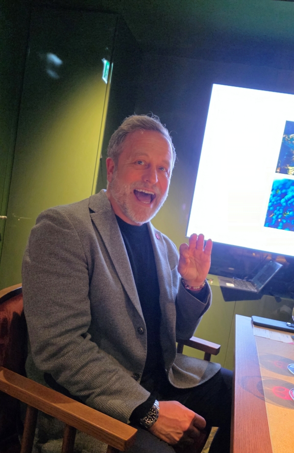 ▲ 미국 나파밸리 컬트 와이너리 ‘쉐이퍼’의 최고경영자(CEO) 크리스 에이버리가 포즈를 취하고 있다.ⓒ최신혜 기자