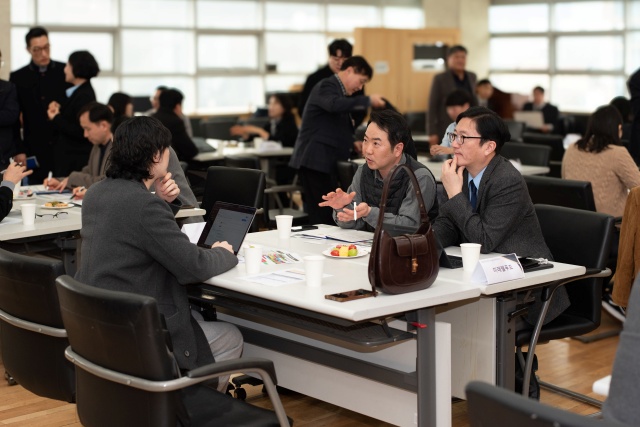 ▲ '2026 성남 제조 AX 솔루션 커넥트' 행사에서 식품제조 기업 관계자들이 상담을 받고 있다. ⓒ성남시 제공