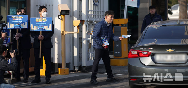 ▲ 25일 서울 종로구 정부서울청사에서 5부제 동참 캠페인 펼치는 관계자들.ⓒ뉴시스