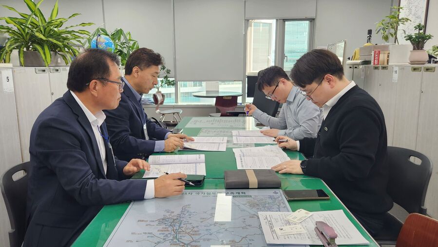 ▲ 하동군 지난 23일 국토교통부를 방문해 제5차 국가철도망 구축계획에 대송산단선 반영과 함께 경전선 KTX-이음의 하동역 정차를 공식 건의했다.ⓒ하동군