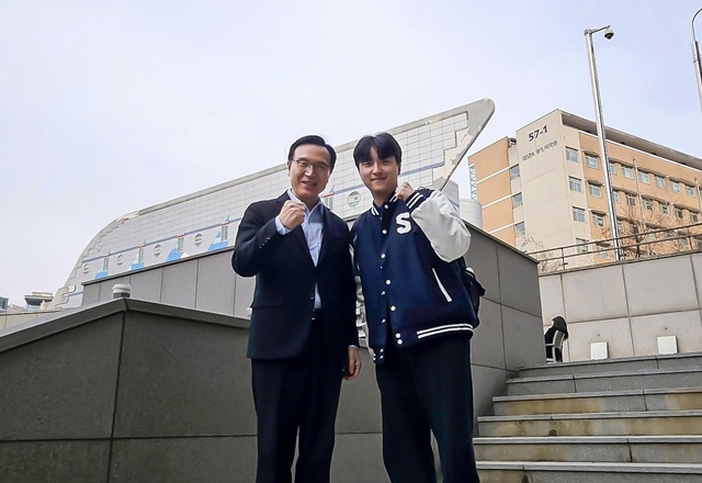 ▲ 임태희 경기도교육감(왼쪽)과 화성 병점고 출신 유하진 씨. ⓒ임태희 경기도교육감 SNS 캡쳐