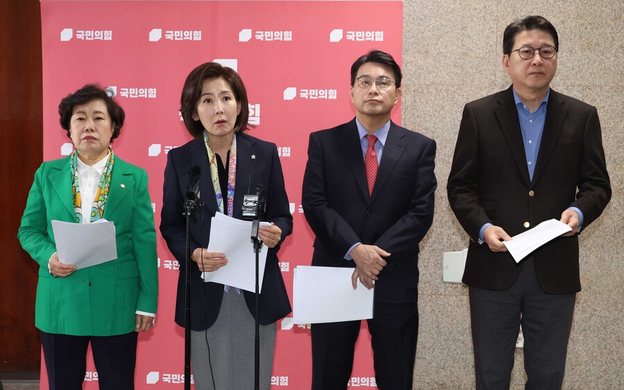 ▲ 국회 법사위 국민의힘 조배숙(왼쪽부터), 나경원, 윤상현, 신동욱 의원이 25일 오전 서울 여의도 국회에서 '민주당의 상임위 독식예고 규탄, 법사위원장 야당에 반환촉구 기자회견' 을 하고 있다. ⓒ뉴시스
