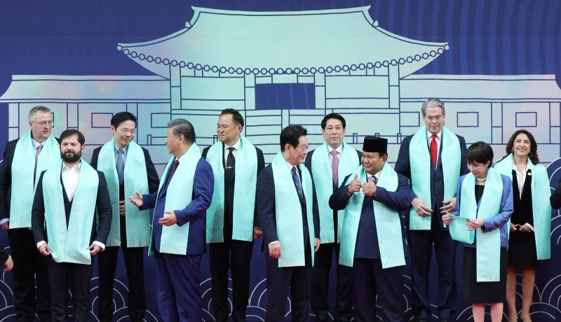 ▲ 이재명 대통령이 지난해 11월 1일 경북 경주화백컨벤션센터에서 APEC(아시아태평양경제협력체) 정상회의에 참석한 각국 정상들과 전통 한복 목도리를 하고 단체 기념 촬영을 하는 모습. ⓒ뉴시스