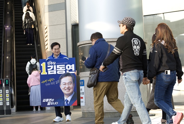 ▲ 김동연 경기도지사가 25일 수원역에서 출근길 인사를 하고 있다. ⓒ김동연 선거캠프 제공