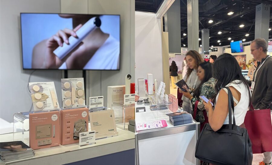 ▲ 3월 미국 마이애미에서 열린 코스모프로프 마이애미(북미 최대 규모 B2B 뷰티 전시회) 톰 브랜드 부스에서 관람객들이 제품을 체험히고 있다. ⓒ앳홈