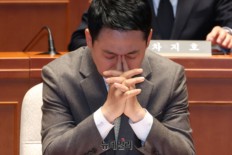 ▲ 장동혁 국민의힘 대표가 지난 19일 국회에서 열린 의원총회에서 송언석 원내대표 발언을 듣고 있다. ⓒ이종현 기자