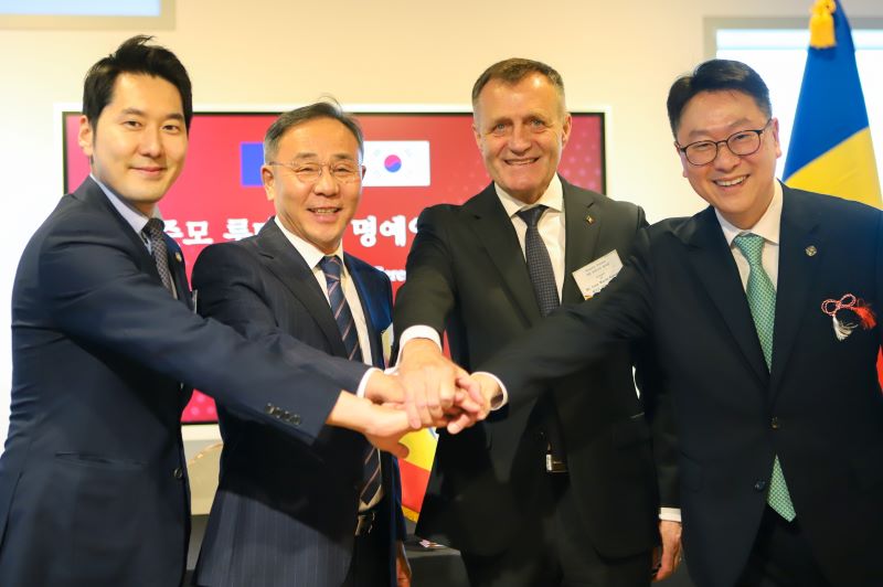 ▲ 양국의 협력을 다짐하는 체자르 대사(왼쪽에서 3번째)와 강준모 SVU 총장(4번째).ⓒ호서대